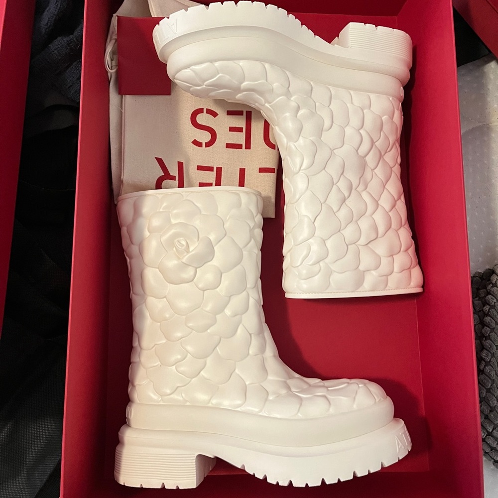 NWT Valentino white boots